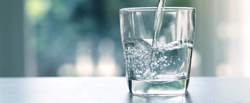 Bilde av vann som helles i et glass.